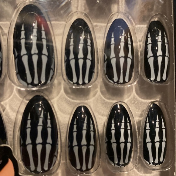 Press on nails - Picture 2 of 3